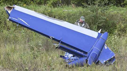 Na snímke ruský vyšetrovateľ na mieste pádu súkromného lietadla v Tverskej oblasti.