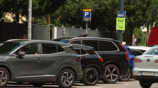 zaparkované autá na bratislavskej ulici