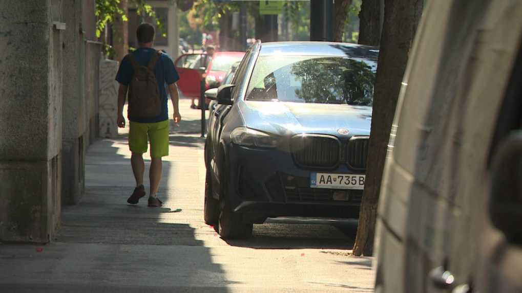 Od októbra bude na Slovensku zakázané parkovanie na chodníkoch. RTVS zisťovala, ako sa na zmenu samosprávy pripravili