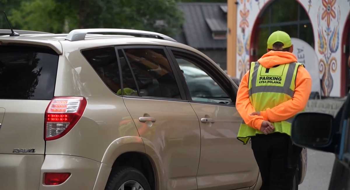 Polacy rozwinęli biznes parkingowy w Tatrach