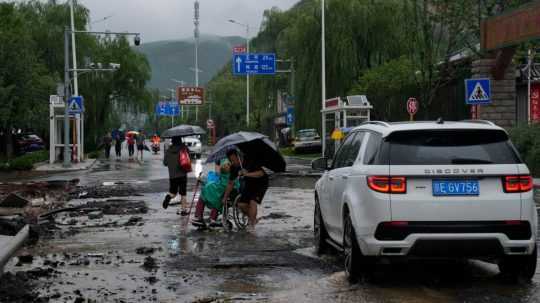 Čínsku metropolu Peking zasiahli intenzívne dažde.