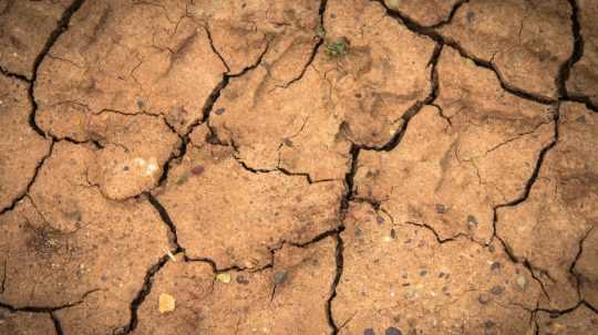Ilustračná snímka suchej pôdy.