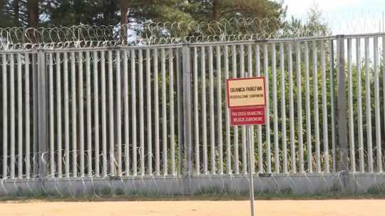 na snímke poľsko-bieloruská hranica s ostnatým plotom.