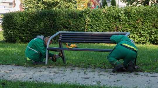 Pracovníci odstraňujú lavičky z parku v Poprade.