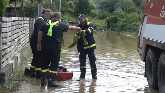 Na snímke hasiči odstraňujú následky povodní.