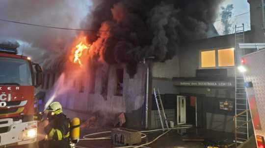 Hasiči zasahujú od rána v Kysuckom Novom Meste, v plameňoch sa ocitol kultúrny dom