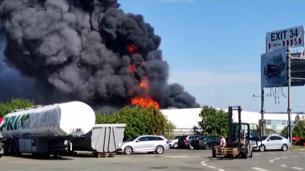 VIDEO: Českú diaľnicu D5 museli uzatvoriť, horí pri nej hala na výrobu plastov. Hasiči varujú ľudí, aby nevetrali