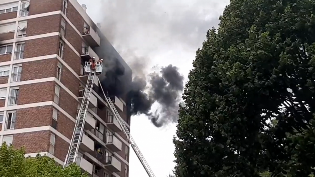 Na najvyšších poschodiach bytovky v Paríži vypukol požiar. Zahynuli traja ľudia, ktorí vyskočili z okna