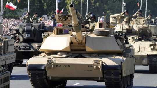 Príslušníci poľskej armády v amerických tankoch Abrams.