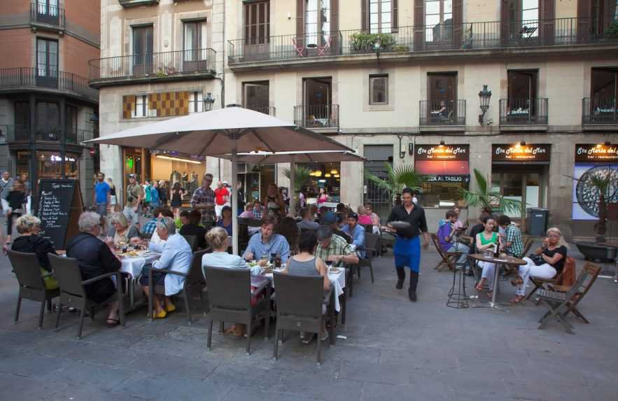 Kto príde sám, zostane hladný. Niektoré reštaurácie v Barcelone prichádzajú s kontroverznými praktikami
