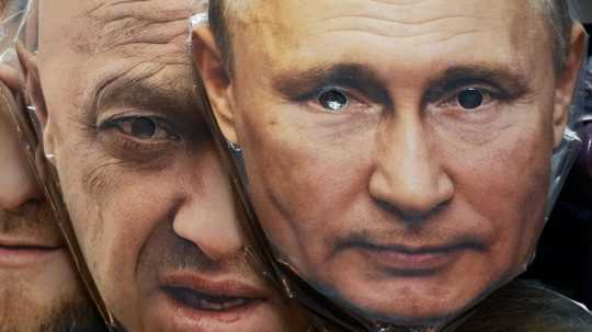 Masky s podobizňami Vladimira Putina a Jevgenija Prigožina.