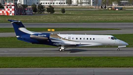Na snímke súkromné lietadlo s číslom RA-02795 na letisku v Petrohrade