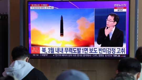 Na snímke obrazovka, v ktorej sledujú odpálenie kórejských rakiet.