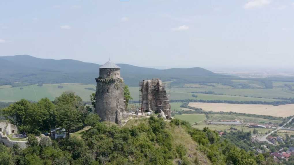 Obnova hradu Slanec pokračuje aj v lete, gotická stavba však láka turistov už teraz