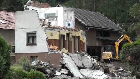 Snímka zničeného domu v slovinskej obci Struge.