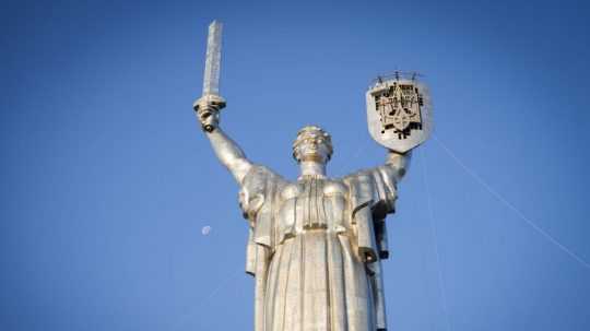 Socha Matka Vlasť s novým symbolom sa týči nad Kyjevom.