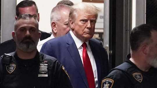 Na snímke bývalý prezident USA Donald Trump v sprievode polície.