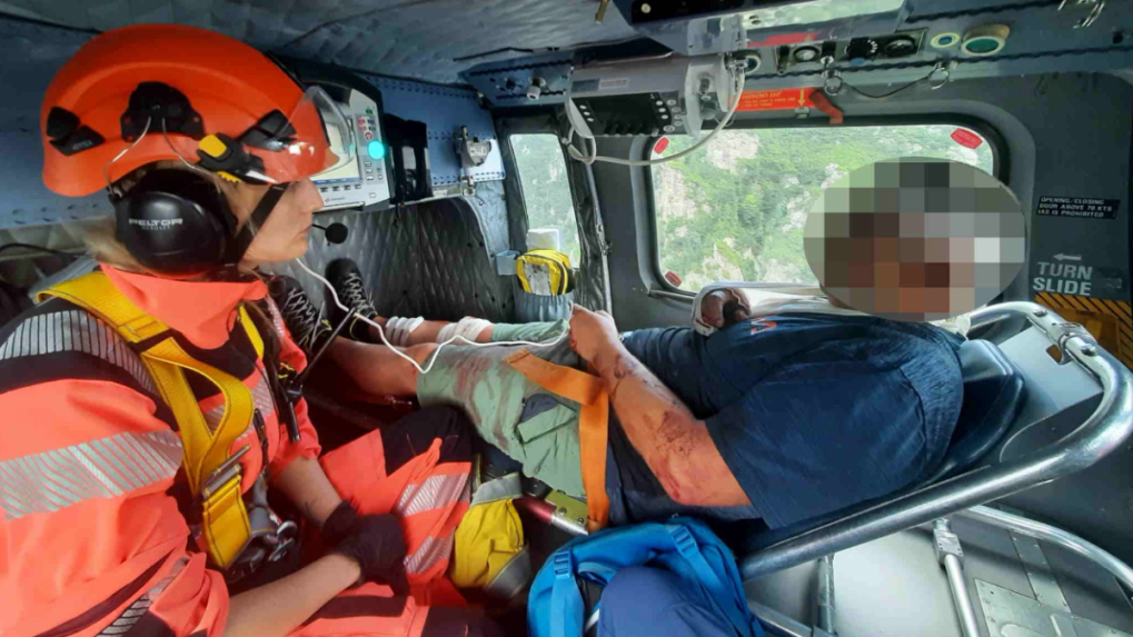 Pomoc horských aj leteckých záchranárov potrebovali vo Vysokých Tatrách krátko po sebe dvaja turisti