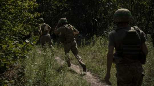 Na snímke ukrajinskí vojaci na frontovej línii