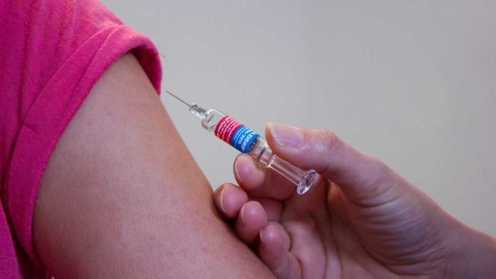 Eurokomisia povolila v prvú vakcínu na ochranu dojčiat pred syncyciálnym respiračným vírusom
