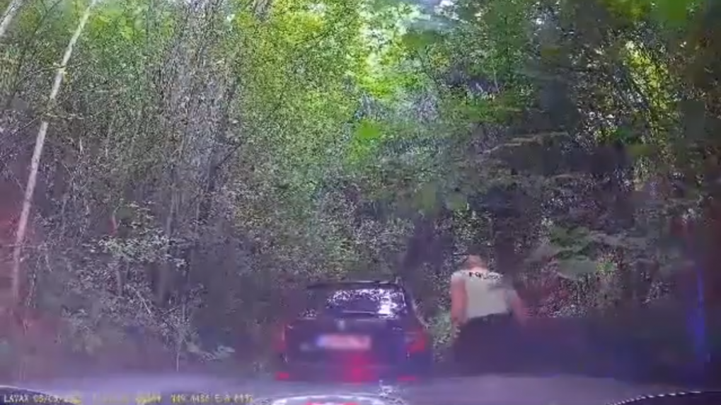 VIDEO: Žena v aute unikala pred policajtmi cez niekoľko obcí. Po zastavení sa pokúsila o útek