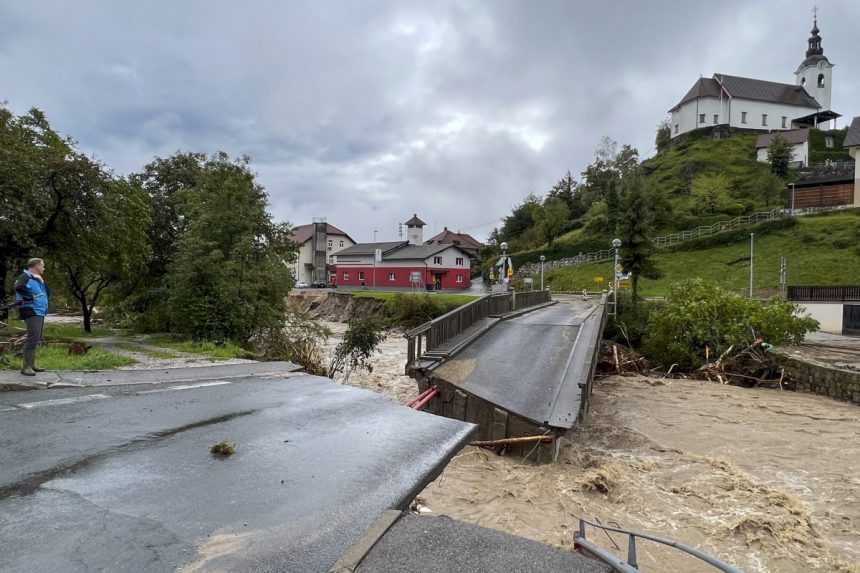 FOTO: Katastrofické počasie v Slovinsku pokračuje. Pre pretrhnutú hrádzu museli evakuovať stovky ľudí