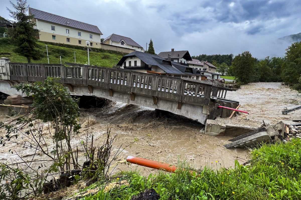 Voda strhla most v dedine Stahovica.
