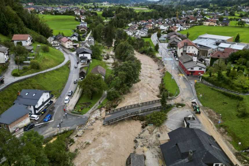 FOTO: Katastrofické počasie v Slovinsku pokračuje. Pre pretrhnutú hrádzu museli evakuovať stovky ľudí