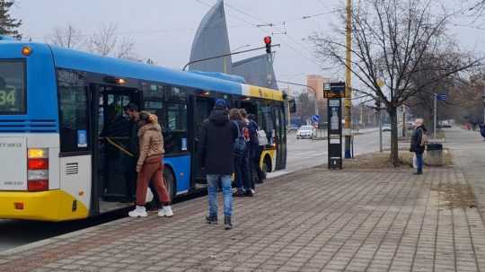Na snímke cestujúci nastupujúci do autobusu