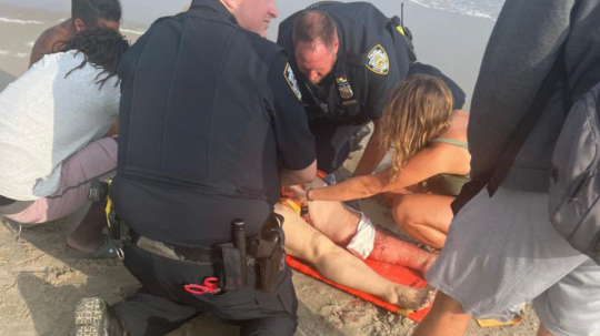 Pri pláži Rockaway v New Yorku napadol žralok 65-ročnú plavkyňu.