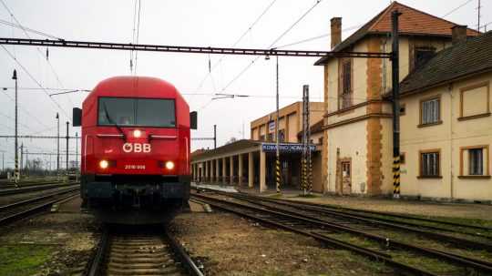 Na snímke osobný vlak na železničnej stanici v Komárne pred odchodom do Bratislavy.