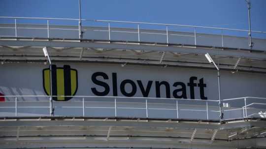 Logo na nádrži na ropu v rafinérii Slovnaft.