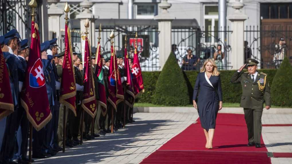 Prezidentka pripevnila stuhy na bojové zástavy desiatim vojenským útvarom. Udalosť podľa nej nemá len symbolický význam