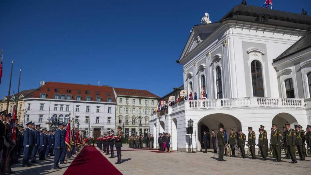 Prezidentka pripevnila stuhy na bojové zástavy desiatim vojenským útvarom. Udalosť podľa nej nemá len symbolický význam