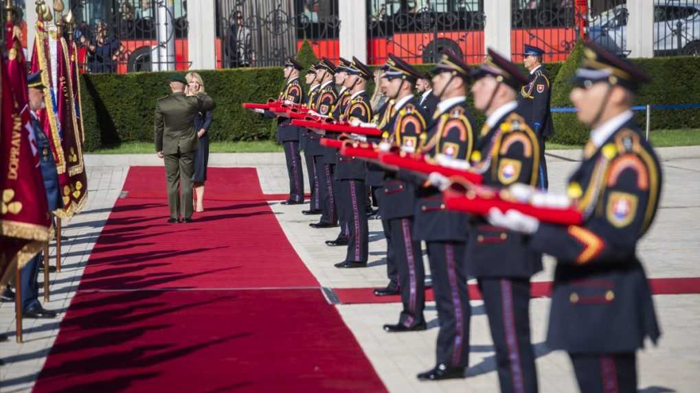 Prezidentka pripevnila stuhy na bojové zástavy desiatim vojenským útvarom. Udalosť podľa nej nemá len symbolický význam