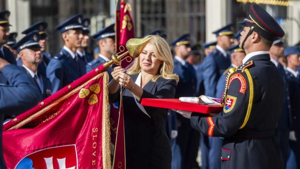 Prezidentka pripevnila stuhy na bojové zástavy desiatim vojenským útvarom. Udalosť podľa nej nemá len symbolický význam