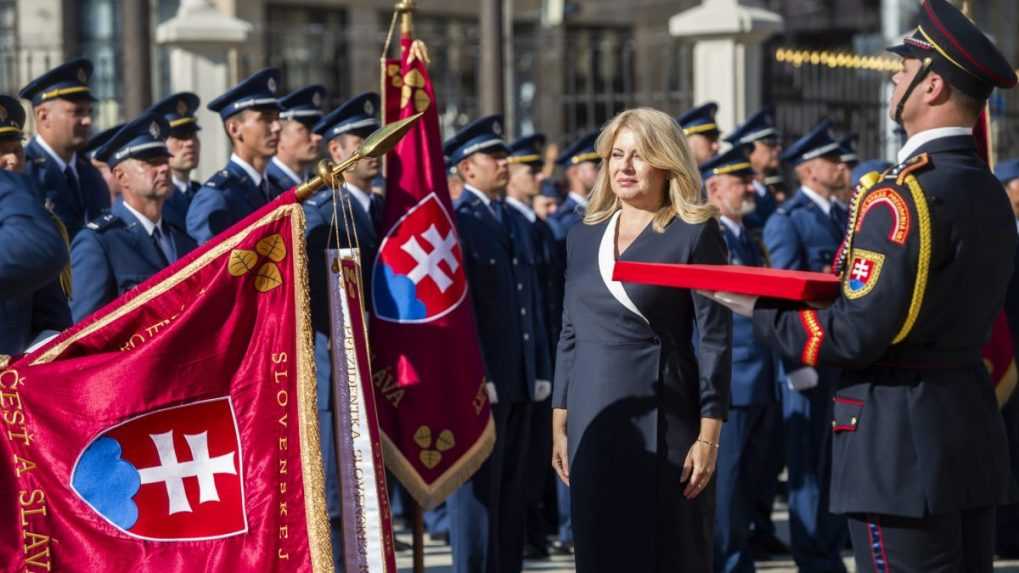 Prezidentka pripevnila stuhy na bojové zástavy desiatim vojenským útvarom. Udalosť podľa nej nemá len symbolický význam