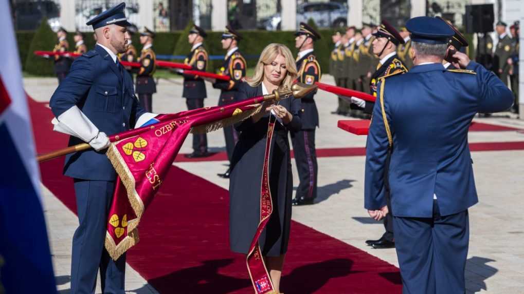 Prezidentka pripevnila stuhy na bojové zástavy desiatim vojenským útvarom. Udalosť podľa nej nemá len symbolický význam