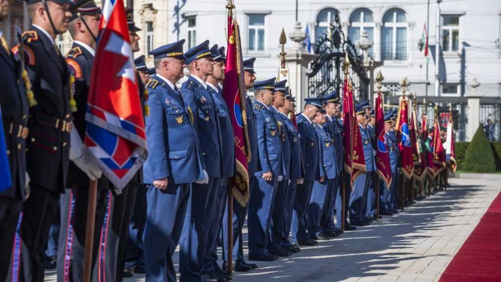 Prezidentka pripevnila stuhy na bojové zástavy desiatim vojenským útvarom. Udalosť podľa nej nemá len symbolický význam