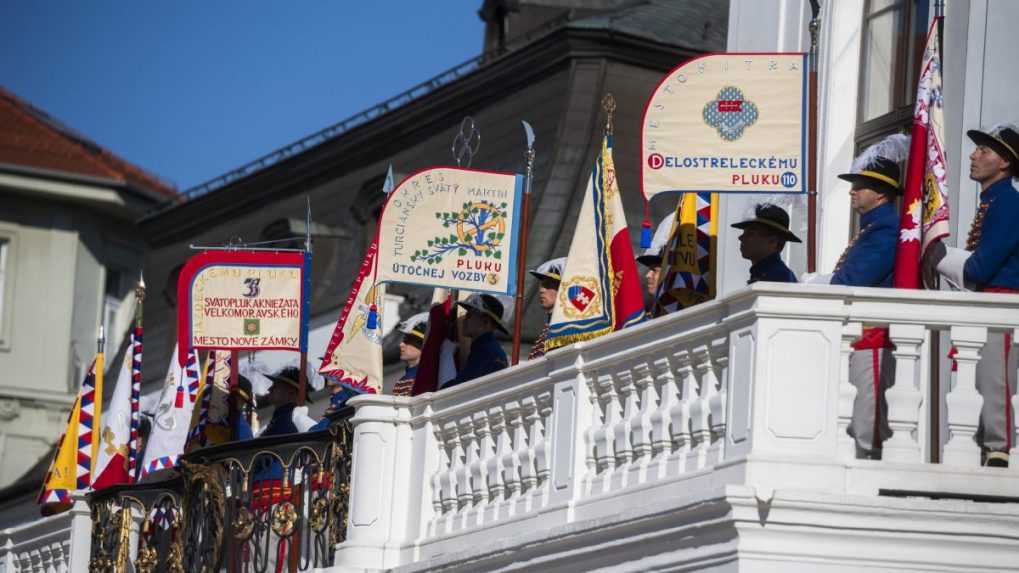 Prezidentka pripevnila stuhy na bojové zástavy desiatim vojenským útvarom. Udalosť podľa nej nemá len symbolický význam