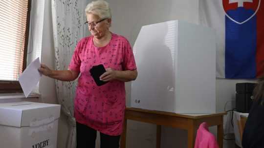 Volička hlasuje v doplňujúcich voľbách do Obecného zastupiteľstva v obci Haluzice.