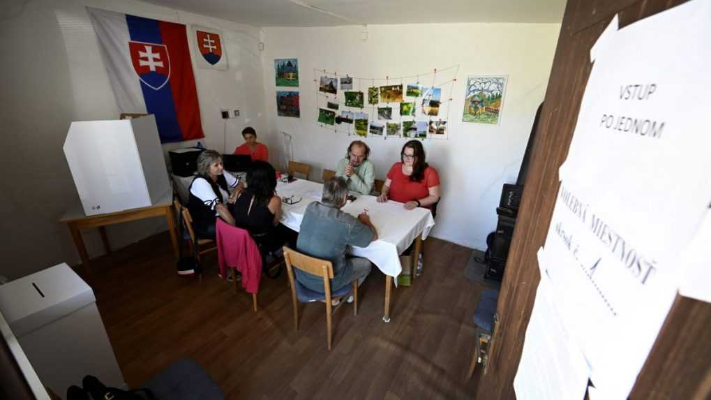 Členovia volebnej komisie čakajú na voličov v doplňujúcich voľbách v obci Haluzice.
