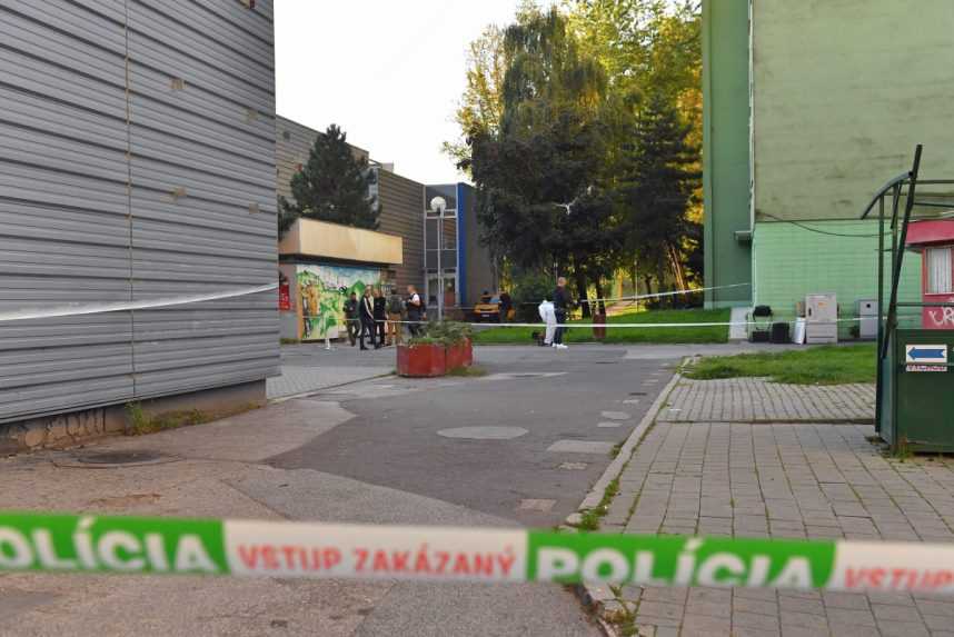 Muž v Bratislave strieľal z okna na ľudí, zranil okoloidúcich aj policajta: Dvoch zranených museli operovať