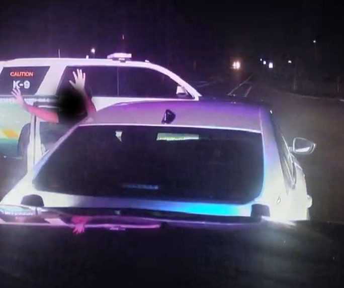 Policajti v USA zastavili 10-ročného vodiča. Spolu so sestrou (11) prešli stovky kilometrov na ukradnutom aute