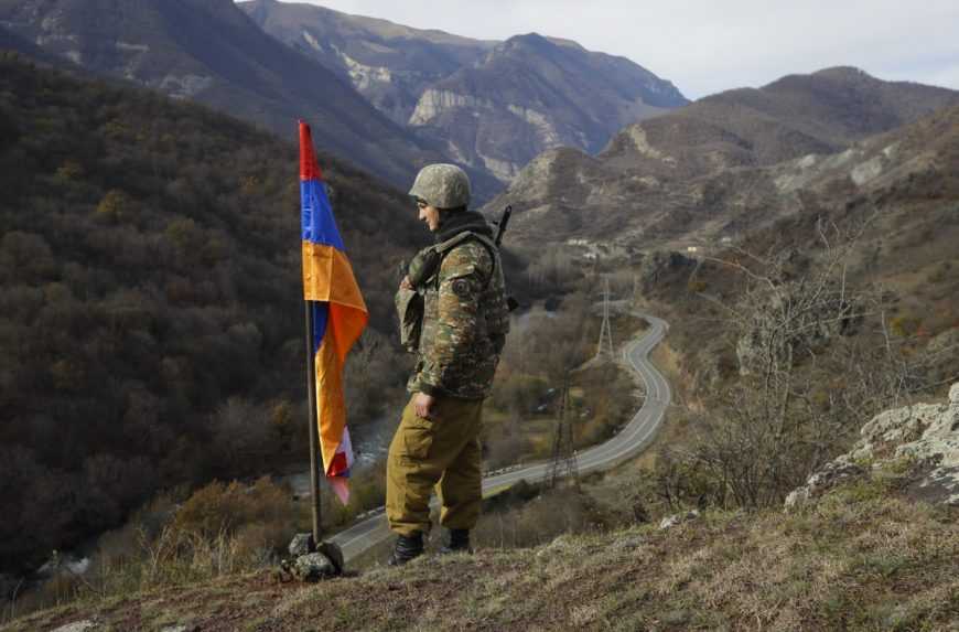 Arménski separatisti sa začali sťahovať z Náhorného Karabachu, oznámil azerbajdžanský prezident Alijev