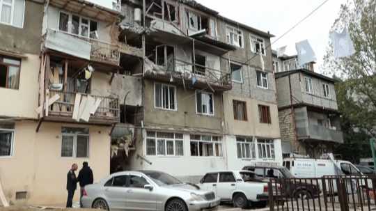 Na snímke z videa zničená obytná budova po ostreľovaní v Stepanakerte v separatistickom regióne Náhorného Karabachu