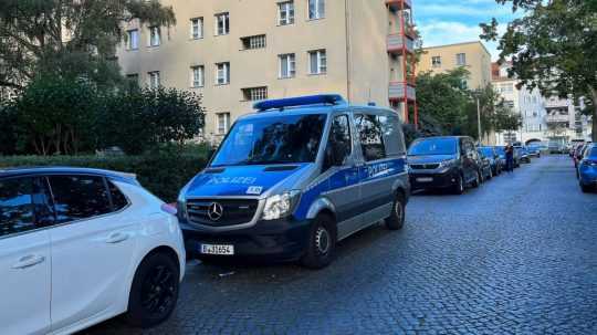 Policajné zásahové vozidlo stojí počas zásahu proti neonacistickej skupine v Berlíne.
