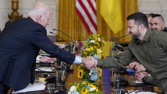 Joe Biden (vľavo) si podáva ruku s Volodymyrom Zelenskám (vpravo).