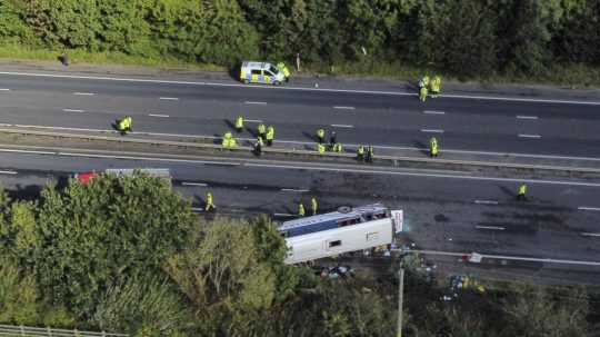 Nehoda autobusu so školákmi pri Liverpoole.