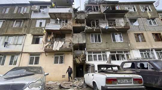 Zničená budova v Náhornom Karabachu.